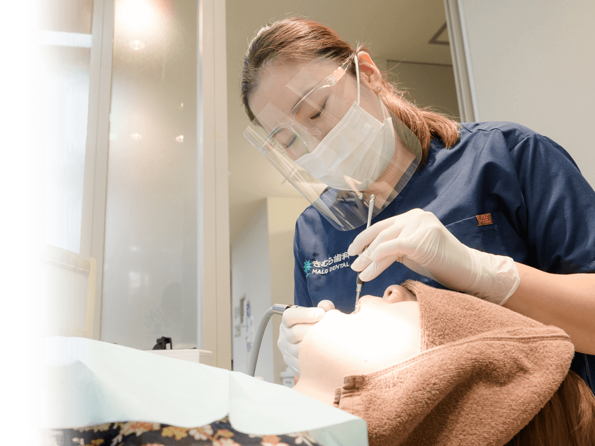 治療中の歯科医師