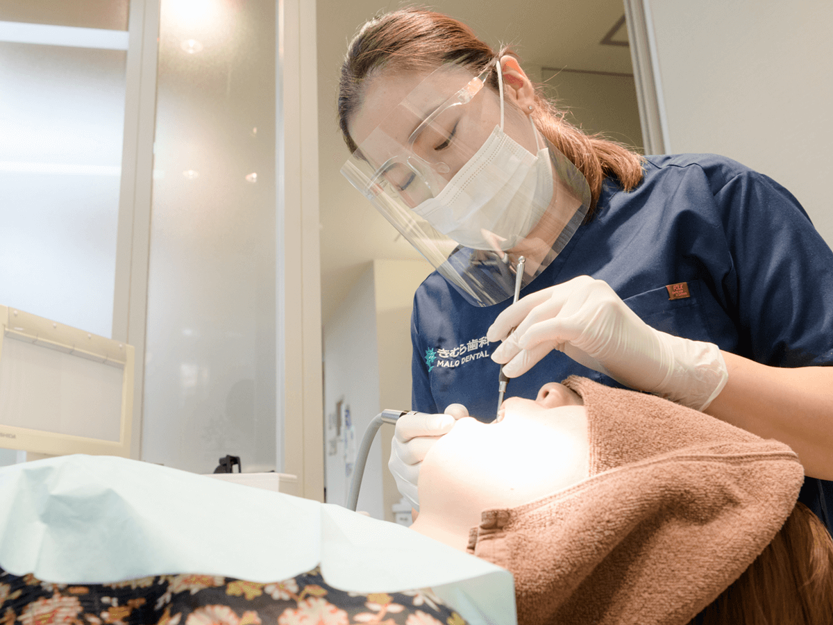 治療中の歯科医師