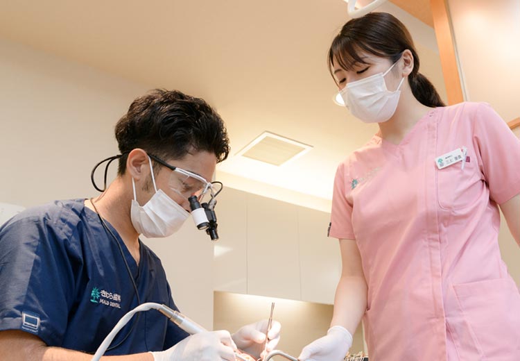 患者の歯科治療をする木村翔馬院長